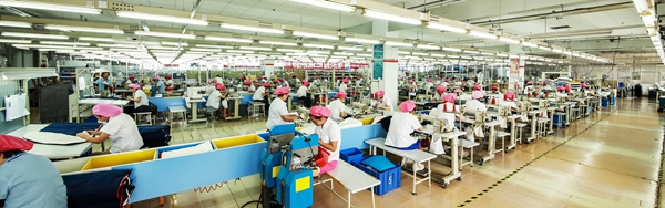 刘潭服装加工厂生产线