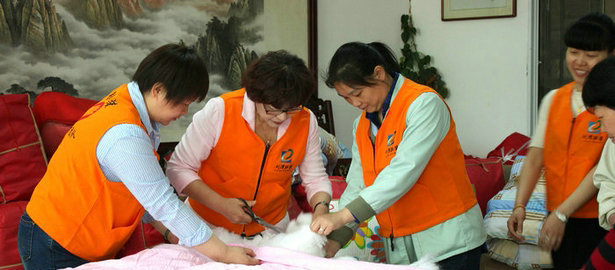 刘潭服装志愿者走进五河养老院开展便民服务