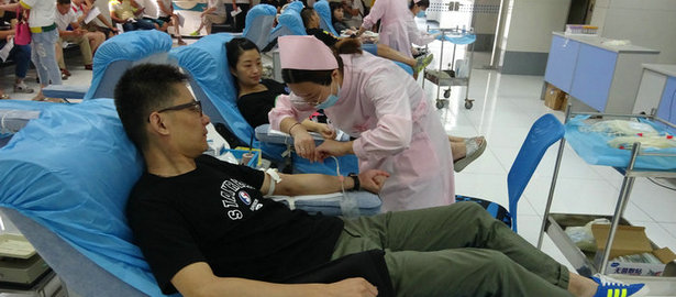 刘潭服装组织员工义务献血活动