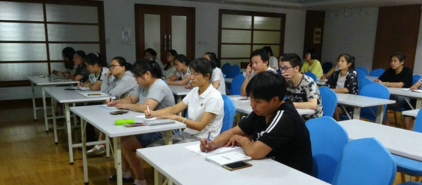 近期，刘潭服装举办制版软件培训会议