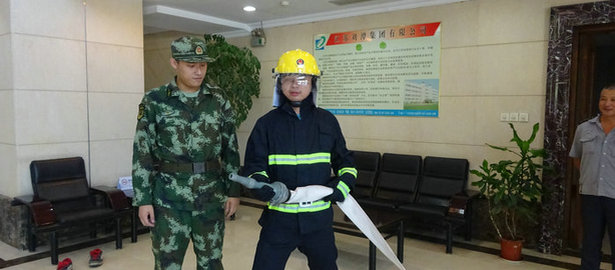 刘潭服装联合刘潭消防中队进行消防器材培训