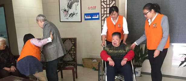 刘潭服装志愿者前往养老院与老人们欢度重阳