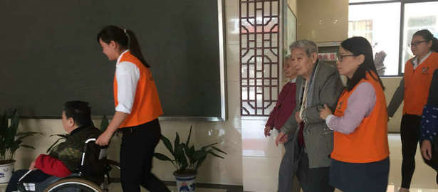 刘潭服装志愿者前往养老院与老人们欢度重阳